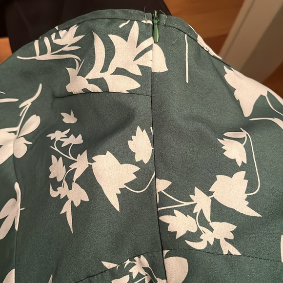 Very cute green and white dress, one shoulder - Picture 2 of 3